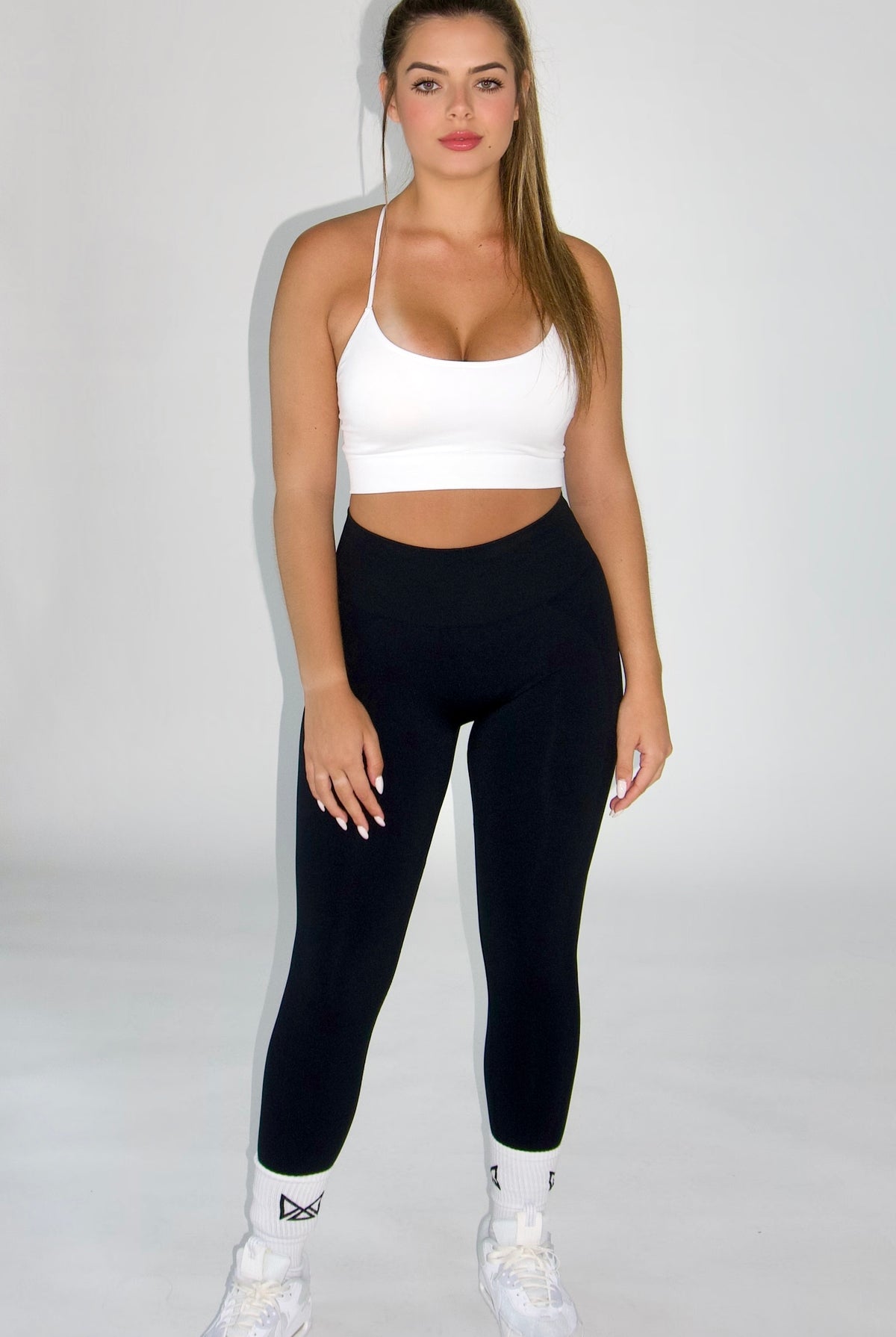 MILA MVMT Sportswear Galia Seamless Sports Bra White & Claire Seamless Contour Leggings Black