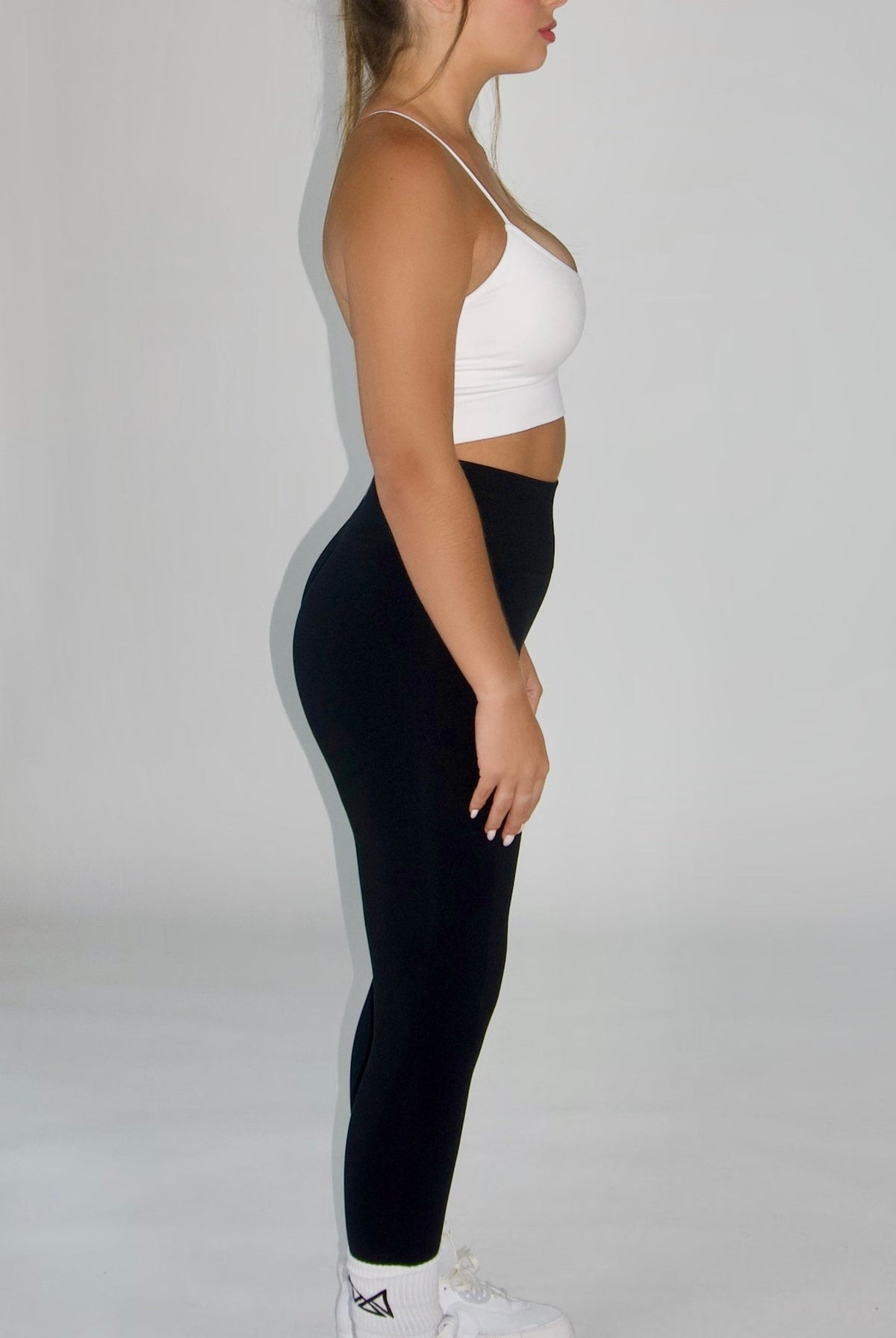MILA MVMT Sportswear Galia Seamless Sports Bra White & Claire Seamless Contour Leggings Black