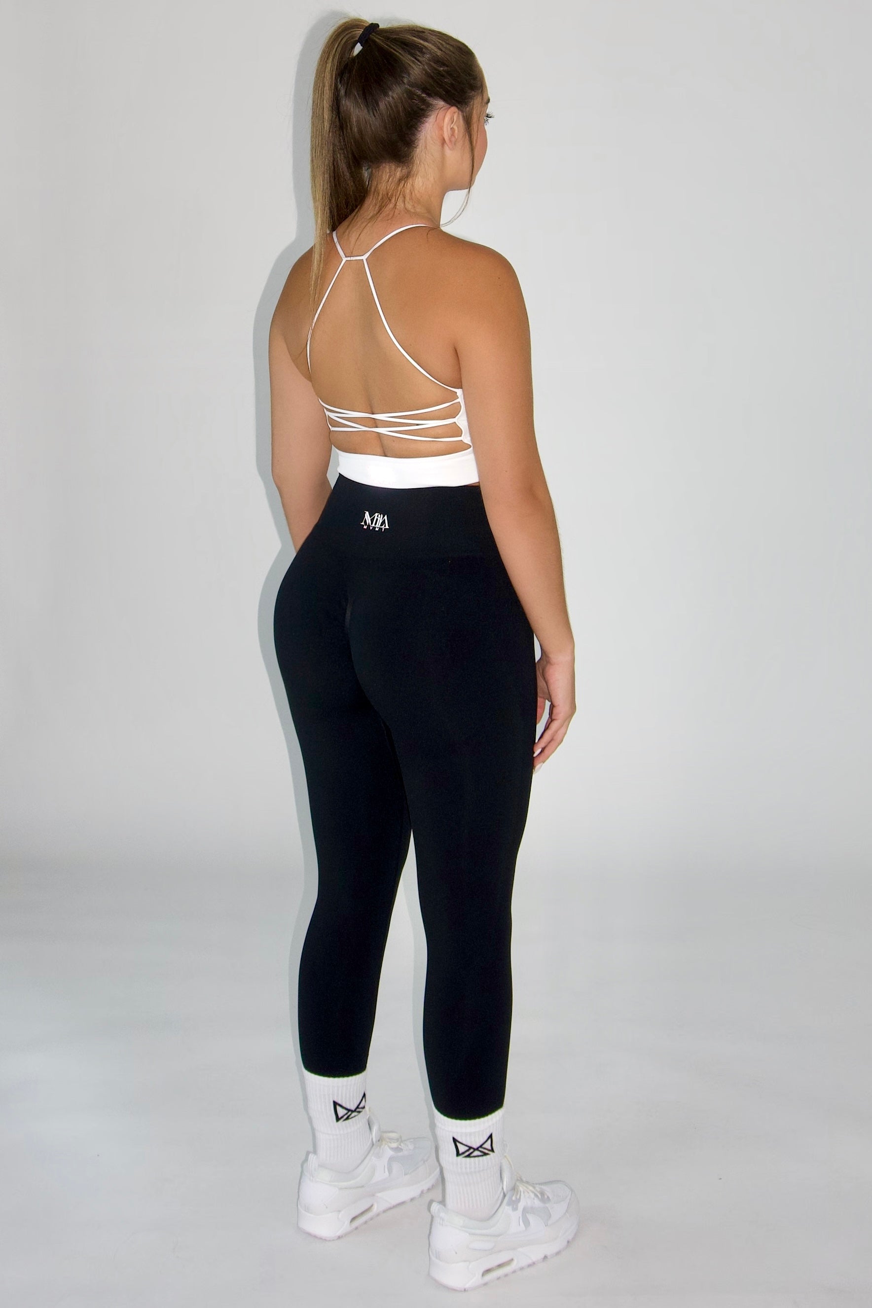 MILA MVMT Sportswear Galia Seamless Sports Bra White & Claire Seamless Contour Leggings Black