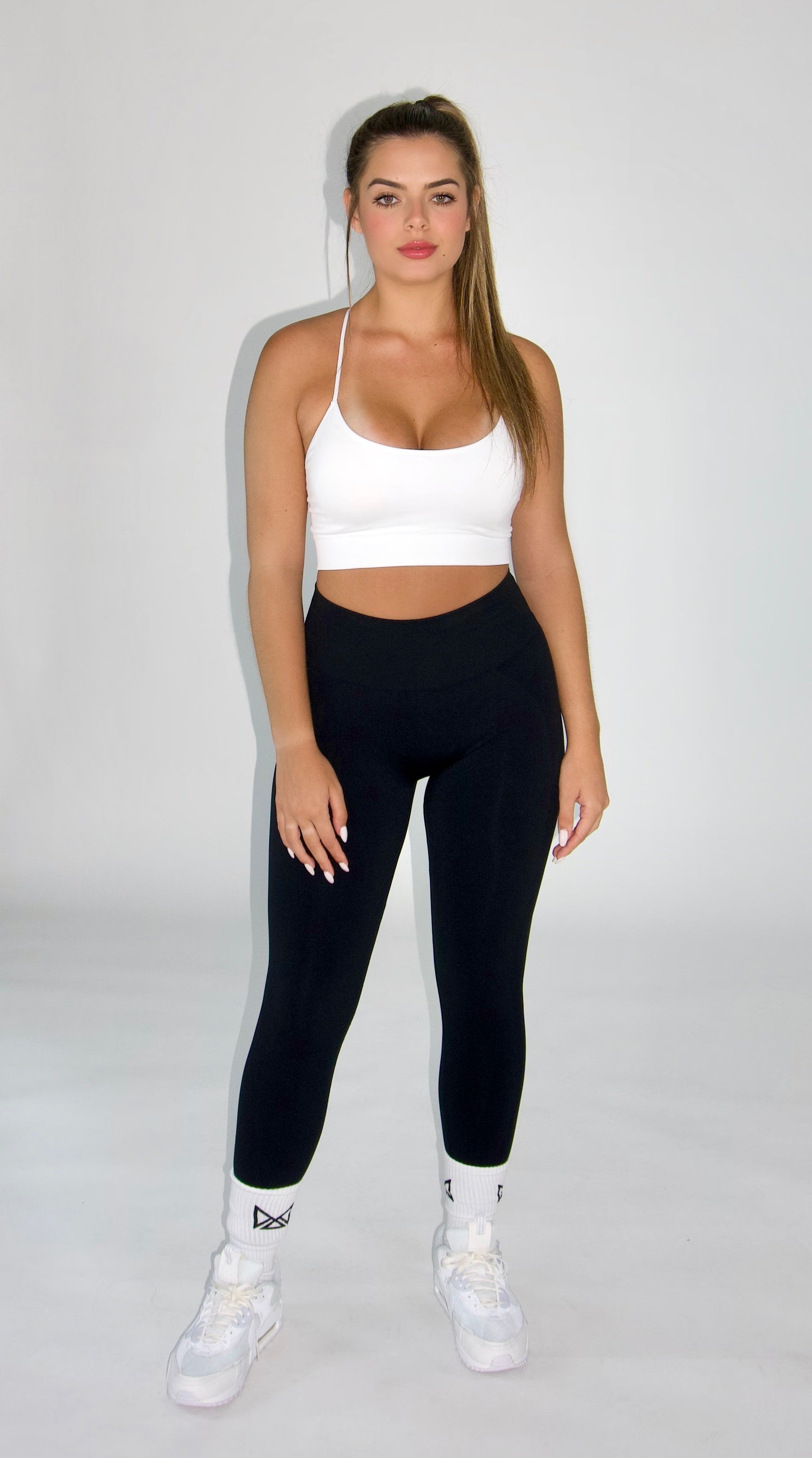 MILA MVMT Sportswear Galia Seamless Sports Bra White & Claire Seamless Contour Leggings Black